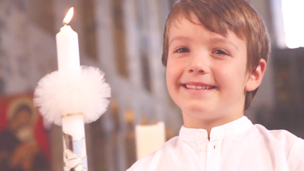 Vidéo de baptême un garçon sourit en belgique en brabant wallon