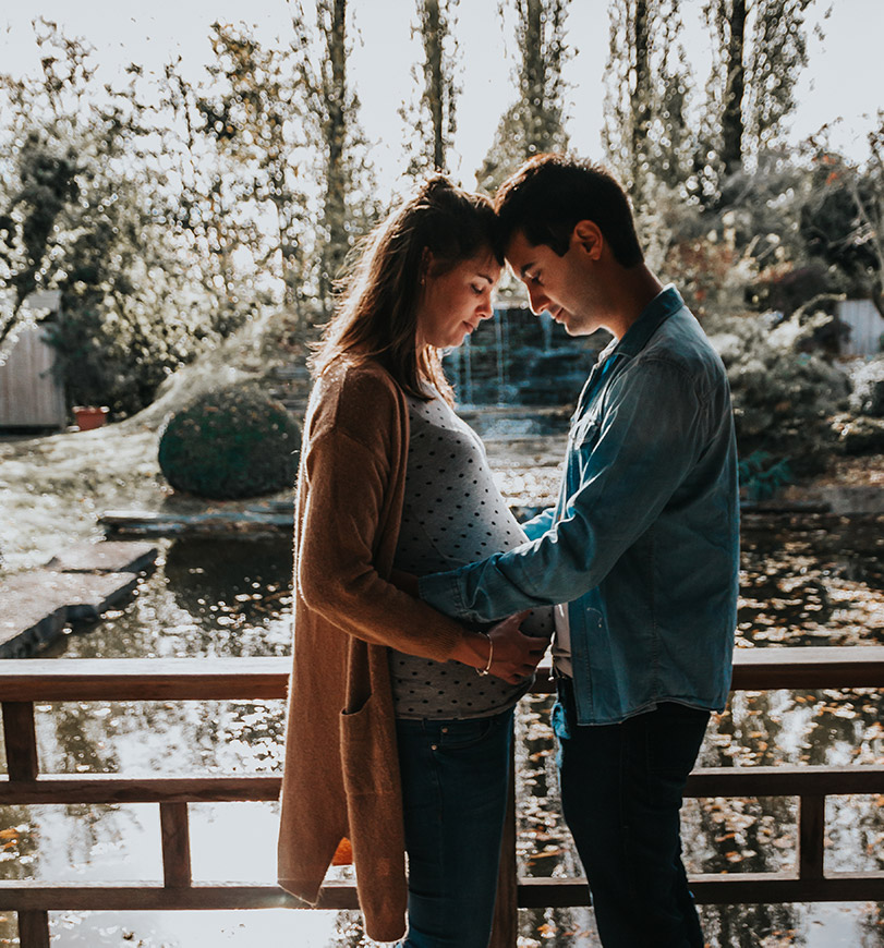 Photo de couple femme enceinte dans un jardin japonais en automne