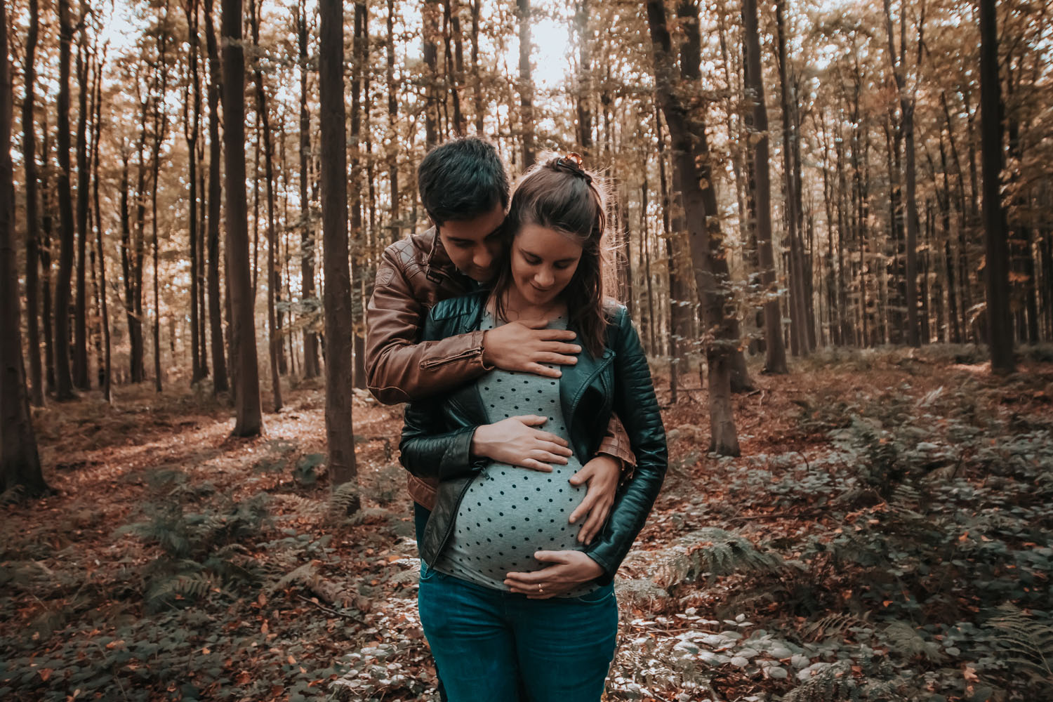 Shooting photo en foret d'un couple femme enceinte maternité à halle en belgique en automne