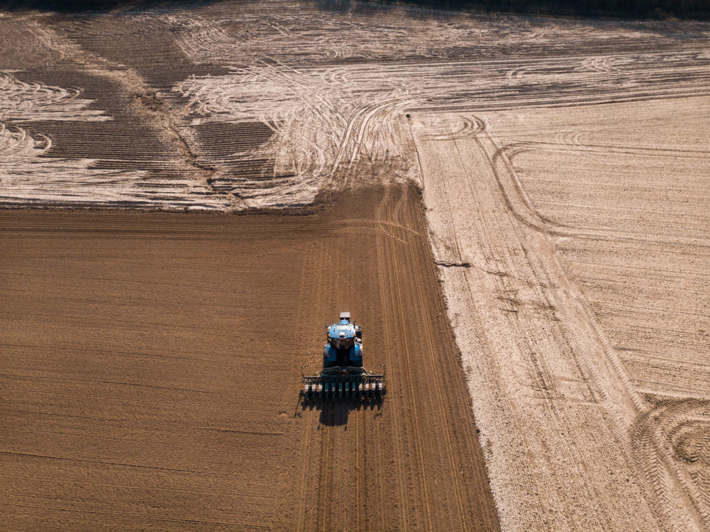 Photo drone de tracteur bleu dans un champ en Belgique