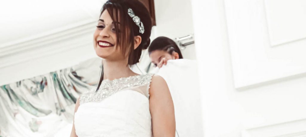 Mariée en robe blanche qui descend les escaliers vidéo mariage belgique romantique
