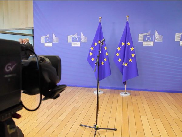 camera devant drapeaux de la commission européenne vidéo d'entreprise Belgique