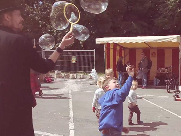 Vidéo Enfant joue avec bulles à un festival à nivelles