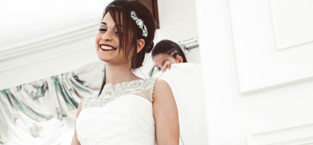 Mariée en robe blanche qui descend les escaliers vidéo mariage belgique romantique