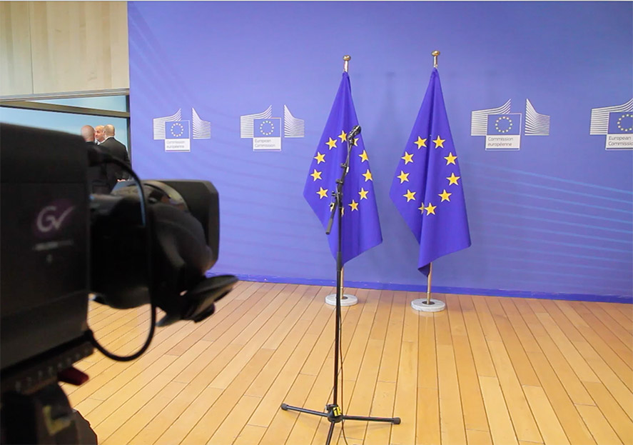 camera devant drapeaux de la commission européenne vidéo d'entreprise Belgique
