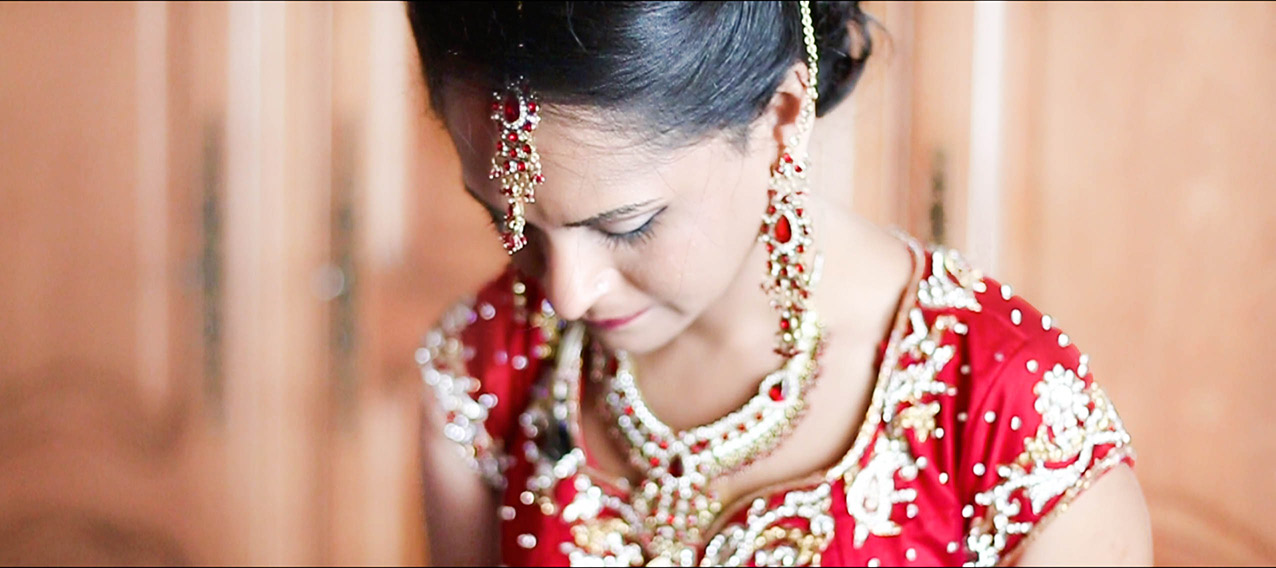 Mariage indien mariée avec une robe rouge orientale