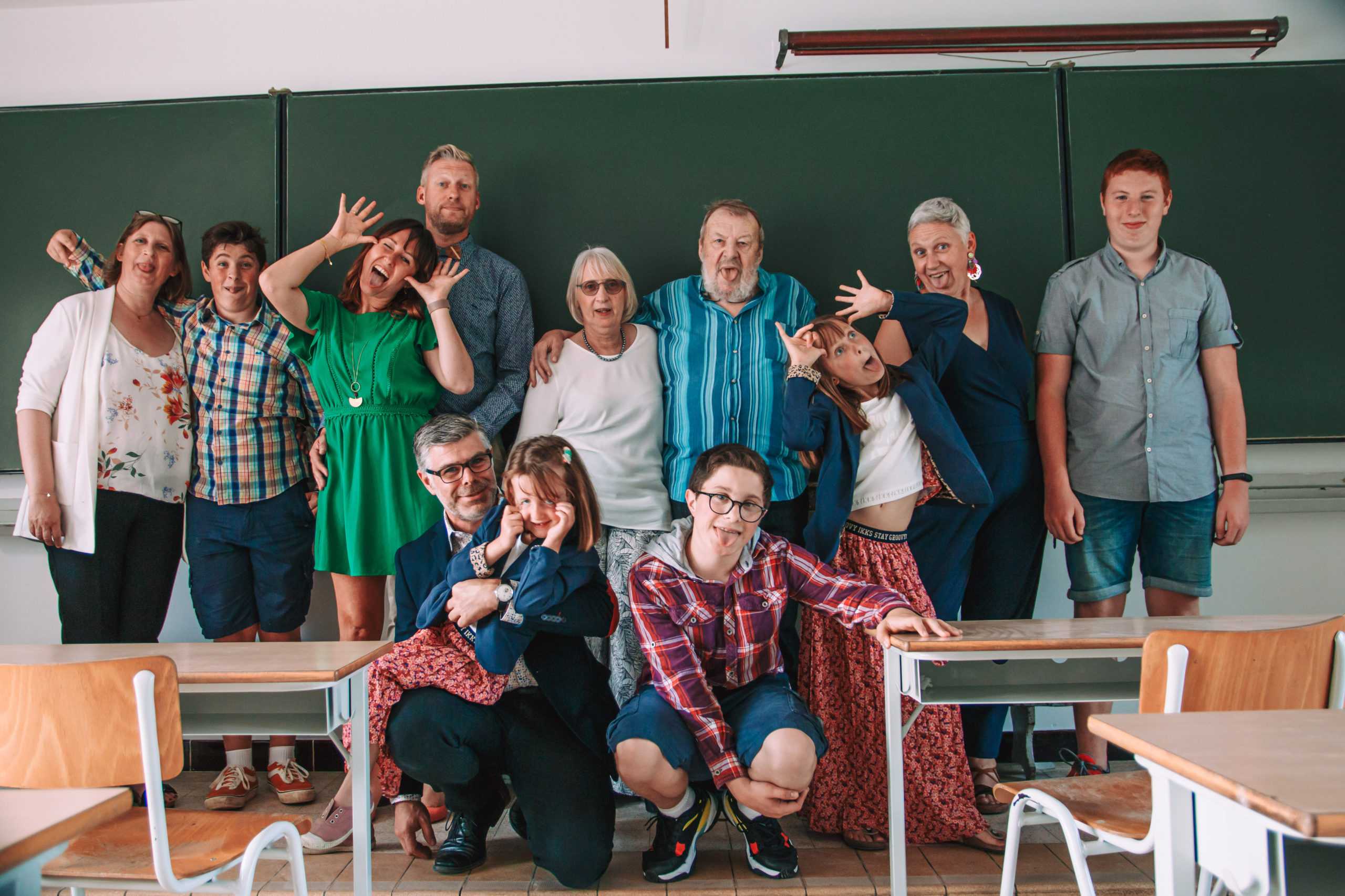 Photo groupe famille drole grimace anniversaire dans une école parents enfants belgique brabant wallon